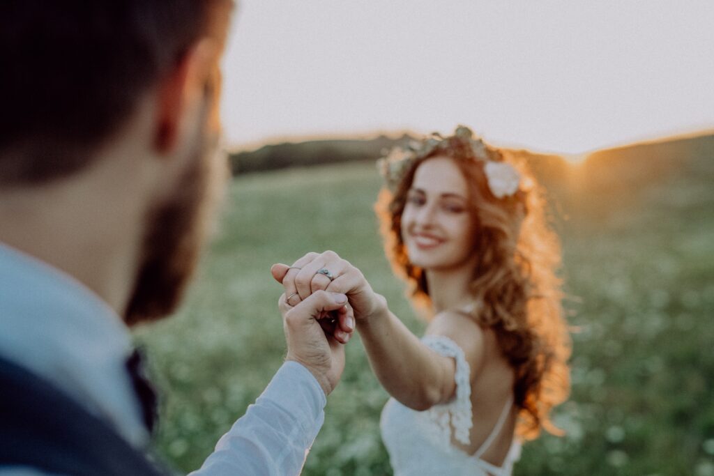 beautiful-bride-and-groom-at-sunset-in-green-natur-PMW9WMM.jpg